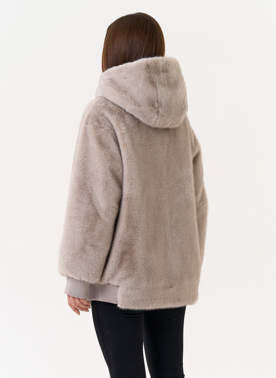 Женская куртка из эко меха с капюшоном