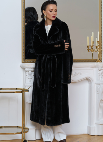 Шуба из меха норки с акцентными пуговицами