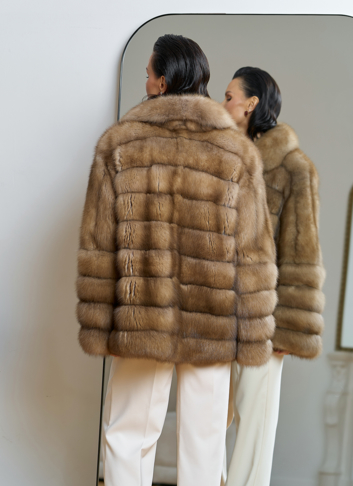 Женская шуба из куницы с английским воротником