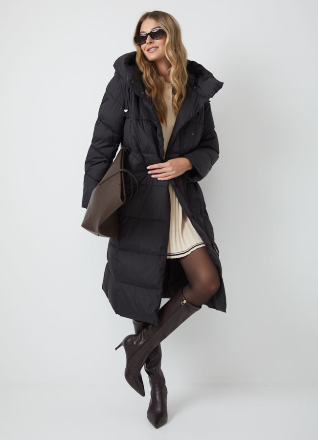 Женский пуховик черного цвета с капюшоном модель № 31152 универмаг малина
