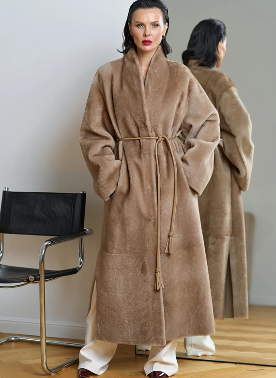 Двухсторонняя женская дубленка с декоративным поясом