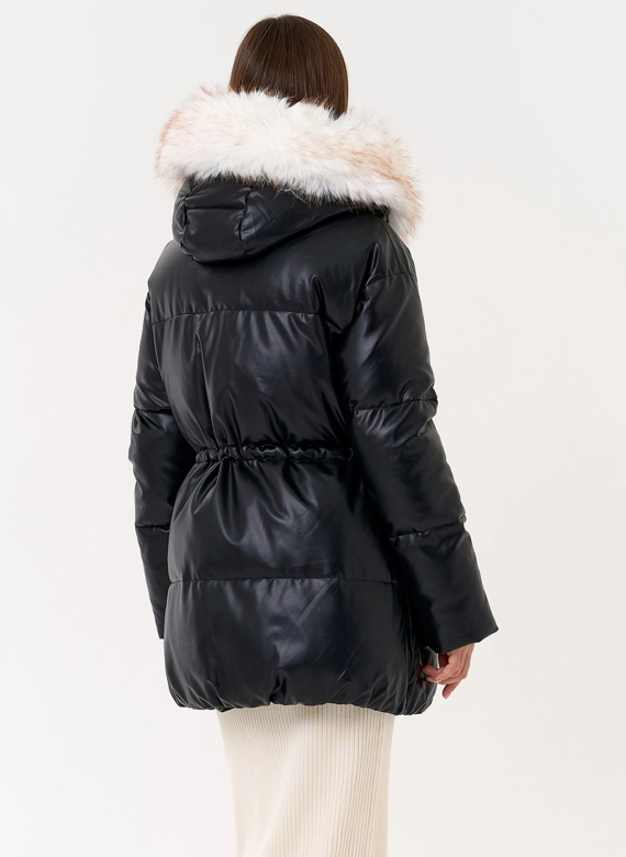 Женский пуховик из эко кожи с отделкой из эко меха