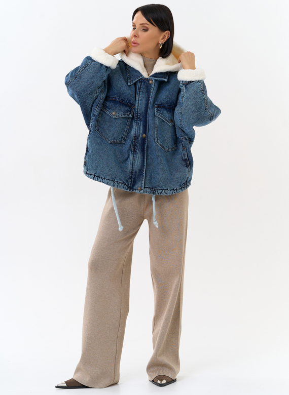 Женская утепленная джинсовая куртка с отделкой из эко меха