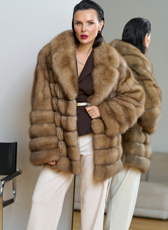 Женская шуба из куницы с английским воротником