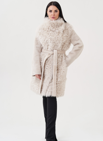 Женская дубленка бежевого цвета 