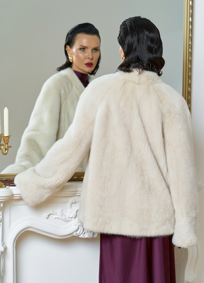 фото Укороченная шуба из меха норки с акцентными пуговицами модель № 31703