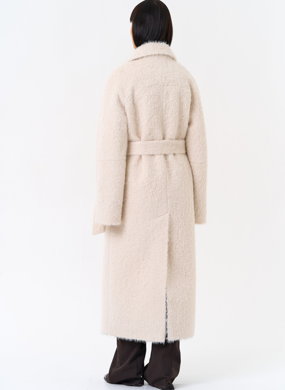 Утепленное женское пальто с английским воротником 