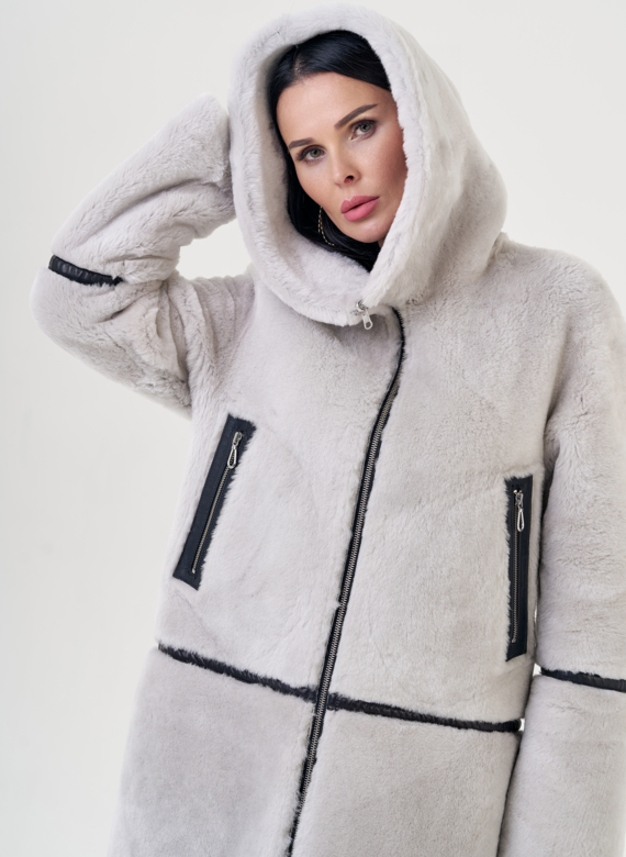 Двухсторонняя женская дубленка с капюшоном